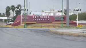 Medio Ambiente de NL pide a PEMEX atender olores por refinación en Zona Metropolitana