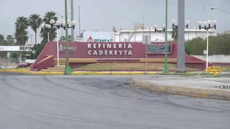 Medio Ambiente de NL pide a PEMEX atender olores por refinación en Zona Metropolitana