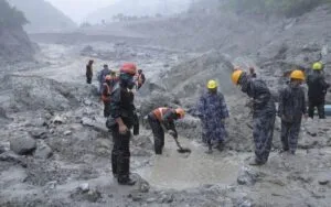 Nepal pide no comer peces arrastrados por la riada ante riesgos de contaminación