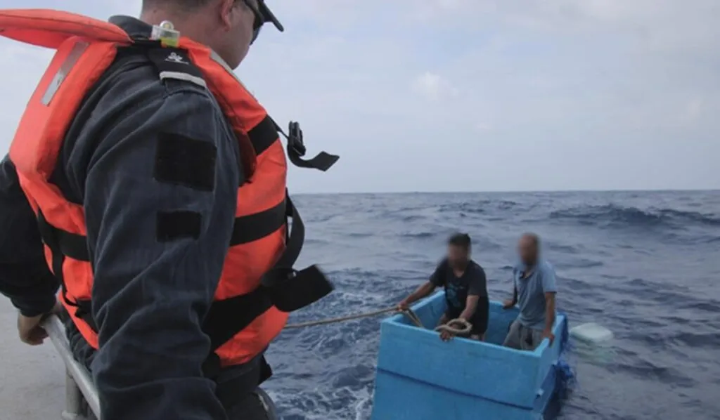 Rescataron a pescadores que naufragaban sobre hielera en el Pacífico