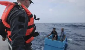 Rescataron a pescadores que naufragaban sobre hielera en el Pacífico