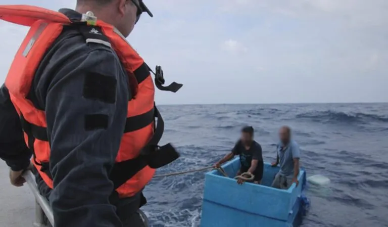 Rescataron a pescadores que naufragaban sobre hielera en el Pacífico