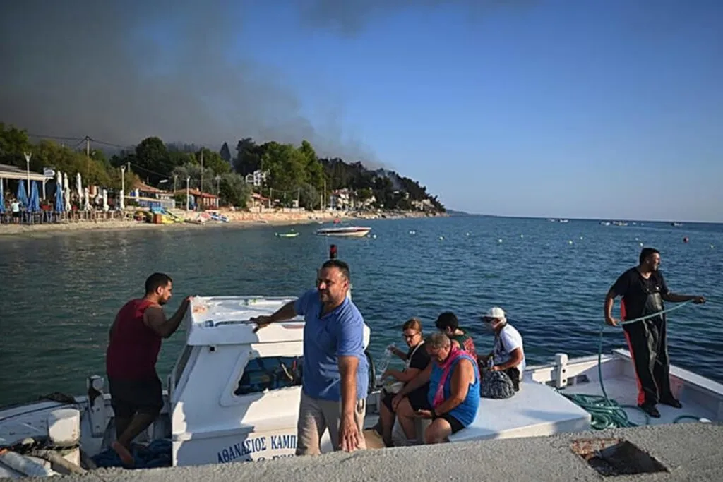 Un muro de fuego obliga a evacuar en Grecia por mar