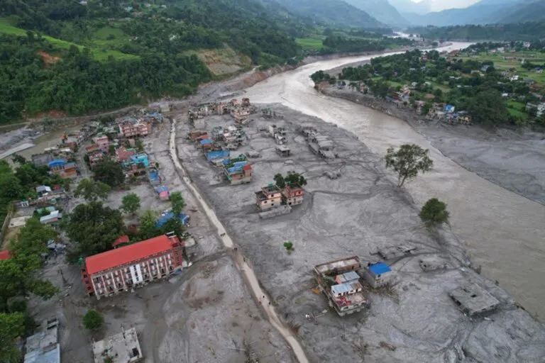 Cambio climático hizo más probable mortal colapso de glaciar y rocas en Nepal