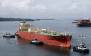 Canal de Panamá aplica primera restricción de tránsitos por sequía