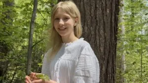 Joven creó cápsulas biodegradables con cáscaras de cítricos para reforestar bosques dañados
