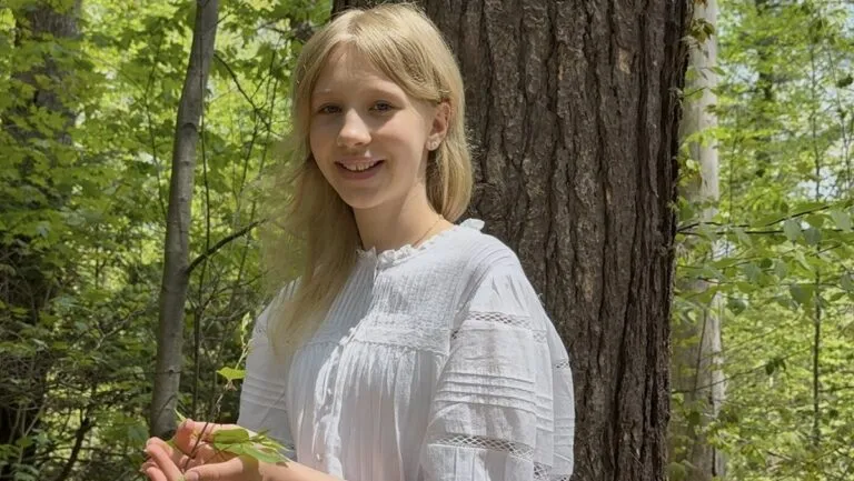 Joven creó cápsulas biodegradables con cáscaras de cítricos para reforestar bosques dañados