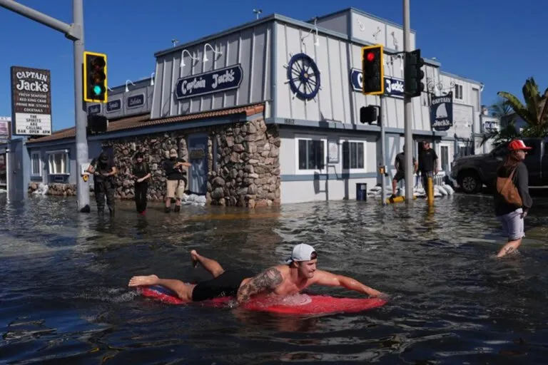 Marea real provoca inundaciones de calles y viviendas en ambas costas de EEUU