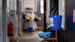 ONU denuncia la quema de un centro de tratamiento de ébola en el Congo
